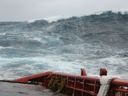  Huge Waves and Ships