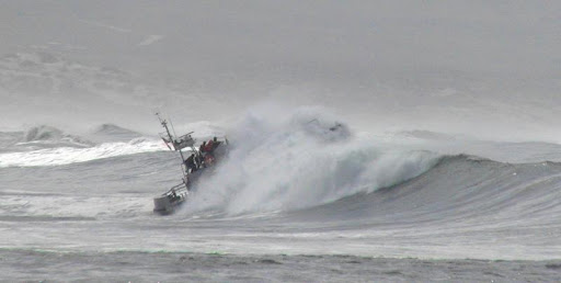  Huge Waves and Ships