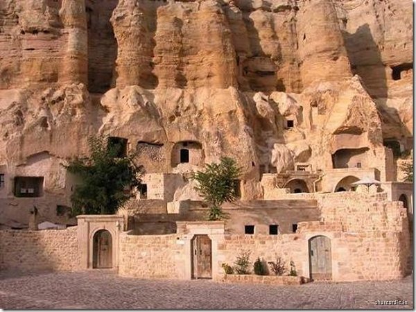 [004_cappadocia_caves.jpg]
